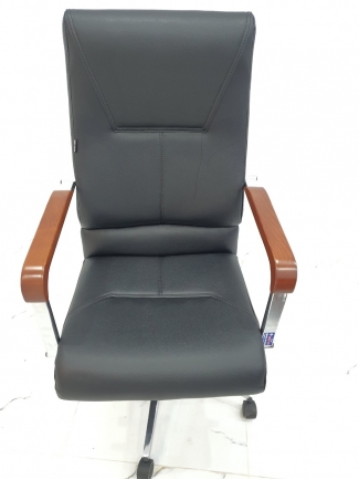 Ghế Trưởng Phòng Xoay đen, tay ghế thép kết hợp gỗ sơn.